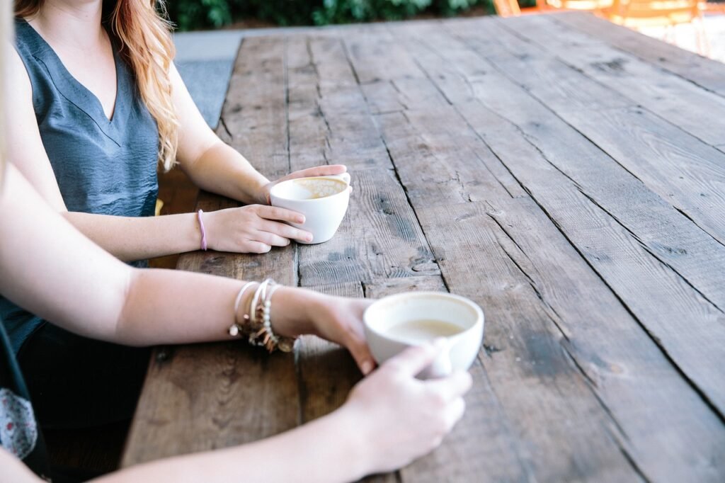 Dos mujeres conversando con un café